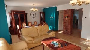 sala de estar con sofá y mesa en BASTÓWKA 2 Apartamenty, en Ustroń