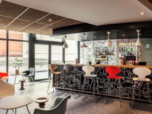 Salon ili bar u objektu ibis Saint Quentin en Yvelines - Vélodrome