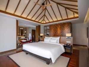 เตียงในห้องที่ Pullman Luang Prabang