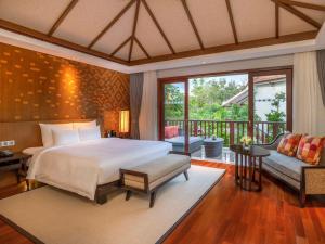 เตียงในห้องที่ Pullman Luang Prabang