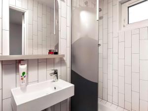 Koupelna v ubytování Hôtel ibis Styles Vichy Centre + 37 fotografií