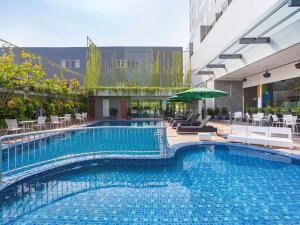 Bazén v ubytování ibis Styles Cikarang nebo v jeho okolí