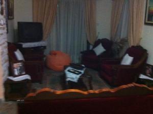 sala de estar con 2 sillas y mesa en Zakos Court Apartments, en Lárnaca