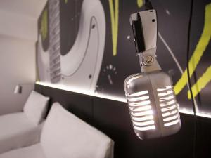 an einer Wand hängt eine Lampe mit einem Toaster drauf in der Unterkunft ibis Styles Taubate in Taubaté