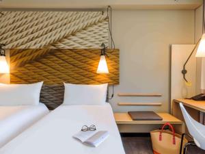 Postel nebo postele na pokoji v ubytování ibis Wien Hauptbahnhof