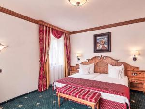 Säng eller sängar i ett rum på Mercure Sighisoara Binderbubi Hotel & Spa