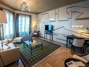 TV a/nebo společenská místnost v ubytování Mercure Belgrade Excelsior