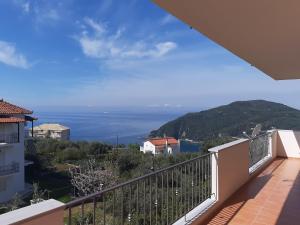 balcón con vistas al océano en Olive Tree Apartments, en Parga