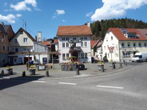 una strada in una città con case bianche e parco giochi di da GIUSEPPE a Tuttlingen