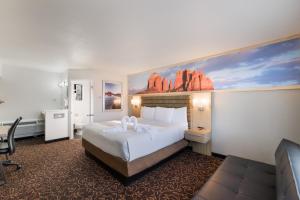 una habitación de hotel con una cama y un cuadro en la pared en GreenTree Inn Sedona, en Sedona