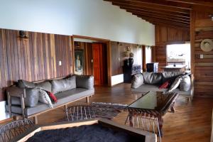 a living room with couches and a table at Zirahuen Forest and Resort in Zirahuén