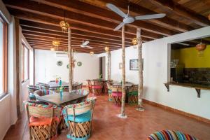 een restaurant met tafels en stoelen in een kamer bij Ecovergel Hotel Riviera Maya in Chemuyil