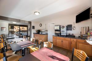 a restaurant with tables and chairs and a kitchen at GreenTree Inn Sedona in Sedona
