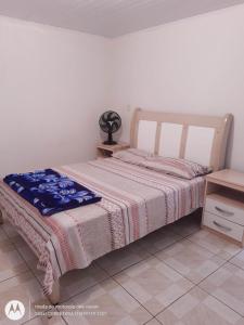 a bedroom with a bed and a desk with a fan at Edícula. Ent.independente in Sorocaba