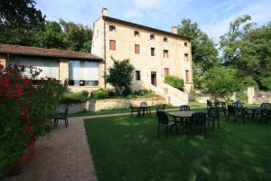 a group of tables and chairs in front of a building at Agriturismo Le Vescovane in Longare