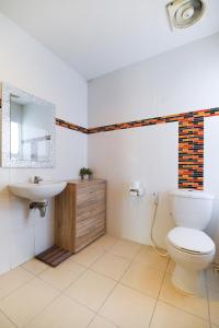 ein Bad mit einem WC und einem Waschbecken in der Unterkunft OYO 926 Sydney Resort in Ban Don Pho