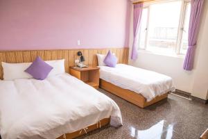 Postel nebo postele na pokoji v ubytování Holiday Hotel
