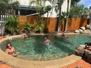 Mumma's Hostel Cairns内部或周边的泳池