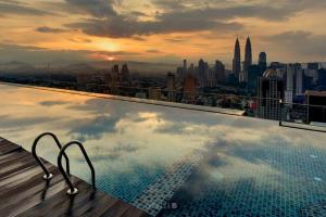 Kolam renang di atau dekat dengan KLCC Regalia Suites Infinity Pool Kuala Lumpur