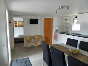 uma cozinha e sala de jantar com mesa e cadeiras em Sifferbo Stugby em Sifferbo