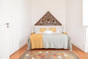 Eighteen21 Houses - Casa de São Paulo في لشبونة: غرفة نوم مع سرير مع اللوح الأمامي كبير