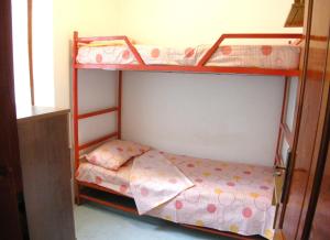 2 literas en una habitación pequeña con 1 cama en Villa Manu appartamento 02, en Rosolina Mare