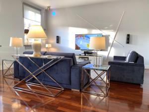 Telewizja i/lub zestaw kina domowego w obiekcie MONDRIAN Luxury Suites & Apartments Old Town