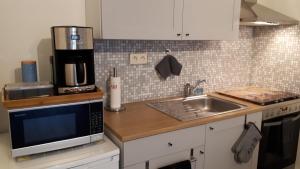 
A kitchen or kitchenette at WAW vakantie appartement
