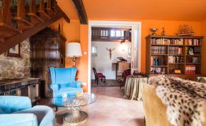 sala de estar con sillas azules y chimenea en Pazo Da Cruz, en Villarmayor