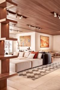 salon z kanapą i stołem w obiekcie Myconian Naia - Preferred Hotels & Resorts w mieście Mykonos