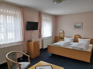 Llit o llits en una habitació de Hotel Ebner