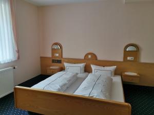 Postel nebo postele na pokoji v ubytování Hotel Ebner