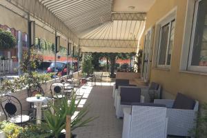 Reštaurácia alebo iné gastronomické zariadenie v ubytovaní Hotel Villa Rinaldini