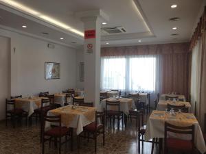 ห้องอาหารหรือที่รับประทานอาหารของ Hotel Villa Rinaldini