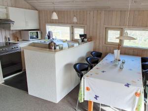 Kitchen o kitchenette sa 6 person holiday home in Pandrup
