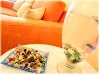 uma mesa com um prato de comida e um copo em Hotel Las Viñas em Arteixo
