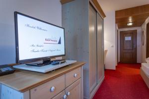 TV a/nebo společenská místnost v ubytování Hotel Neuwirt