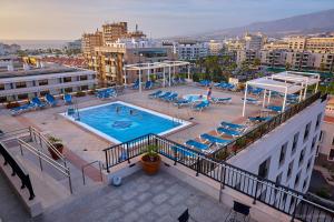 uitzicht op een zwembad bovenop een gebouw bij Hotel Zentral Center - Adults only in Playa de las Americas