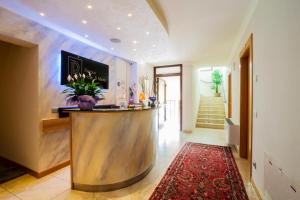 hol z barem z czerwonym dywanem w obiekcie Piccolo Hotel w mieście Palosco