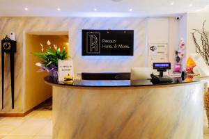 bar w sklepie z napisem na ścianie w obiekcie Piccolo Hotel w mieście Palosco