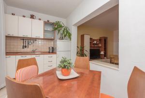 Kuchyňa alebo kuchynka v ubytovaní Apartmani Antunović Podgora