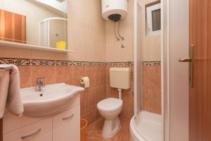 Kúpeľňa v ubytovaní Apartmani Antunović Podgora