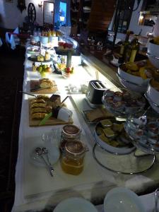 クロイツリンゲンにあるプラザの長い食卓付ビュッフェ