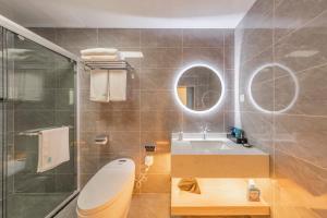 Ванна кімната в Yunqi River View Terrace Hotel
