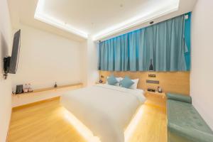 TV a/nebo společenská místnost v ubytování Yunqi River View Terrace Hotel