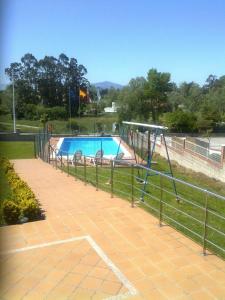 ein Schwimmbad mit Rutsche in einem Park in der Unterkunft Hotel Estrella del Alemar in Loredo