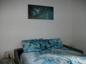 リヨンにある"Monplaisir", beau studio neuf, classement 2 étoilesの壁画が飾られた部屋のベッド1台