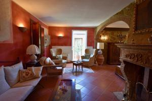 - un salon avec un canapé et une cheminée dans l'établissement CASE&COLLINE Villa Laura, à Montescudaio