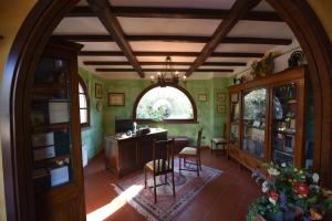 - un salon avec une voûte, une table et des chaises dans l'établissement CASE&COLLINE Villa Laura, à Montescudaio