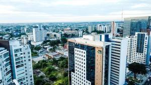 une vue aérienne sur une ville avec de grands bâtiments dans l'établissement Quality Hotel Manaus, à Manaus